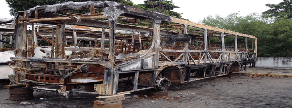 onibus incendiado destaque